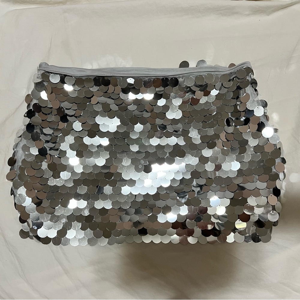 Silver sequin mini skirt from Urban Outfitters - Size M - Perfect for concerts!